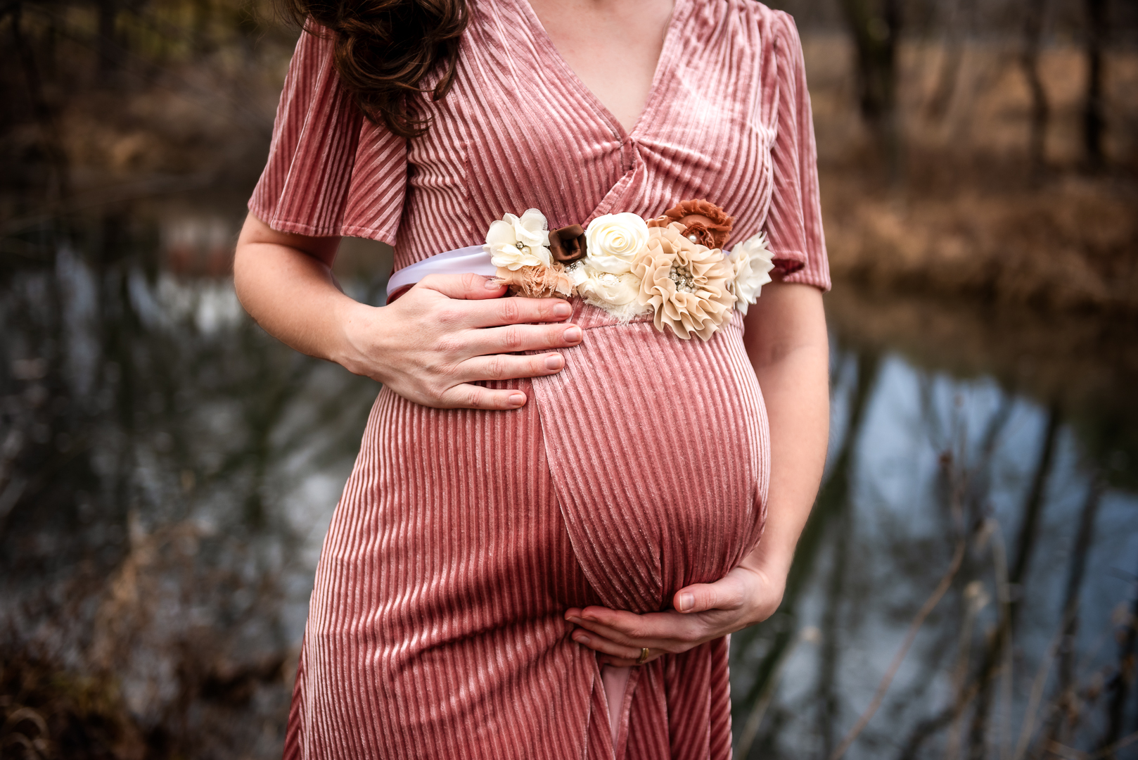 Winter maternity photographer