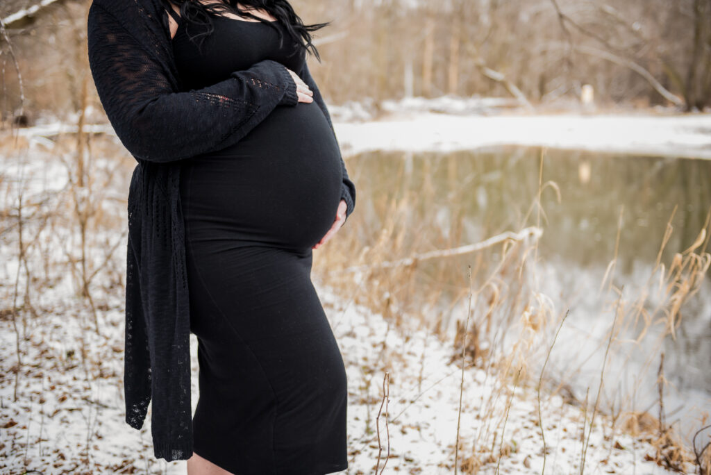 Winter outdoor maternity photography session