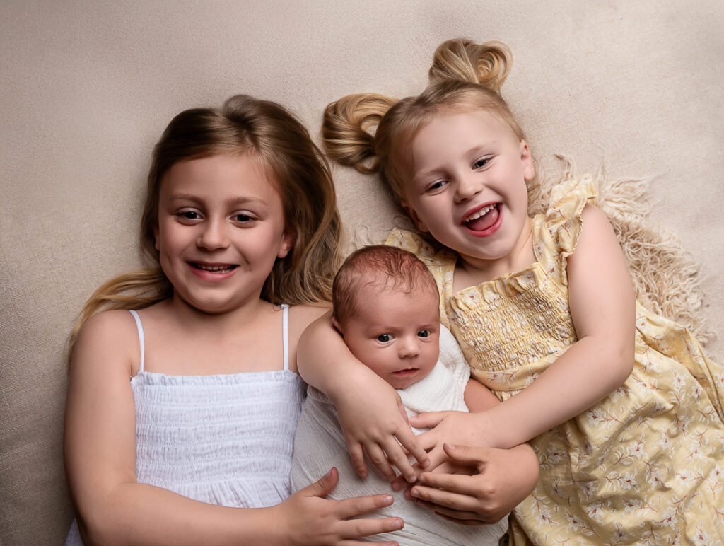Sibling photography during newborn photos
